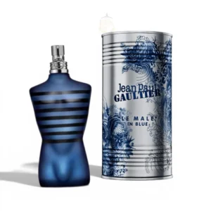 Icónico frasco esculpido de Le Male In Blue EDP sobre un fondo metálico texturizado en tonos azules.