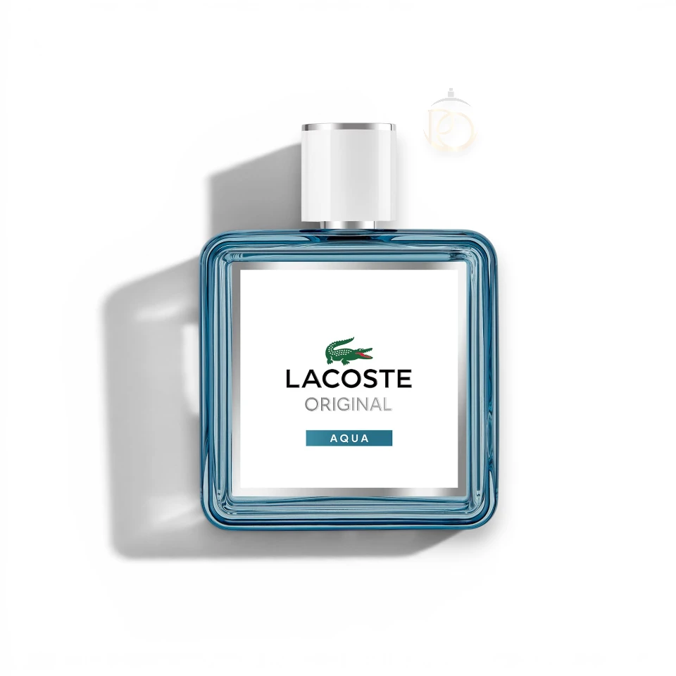 Botella elegante del perfume Original Aqua Lacoste EDP rodeada de finas maderas y texturas marinas.