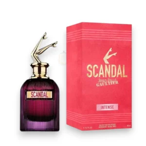 Lujosa botella de perfume Scandal Intense con su icónico diseño de piernas doradas en la tapa.