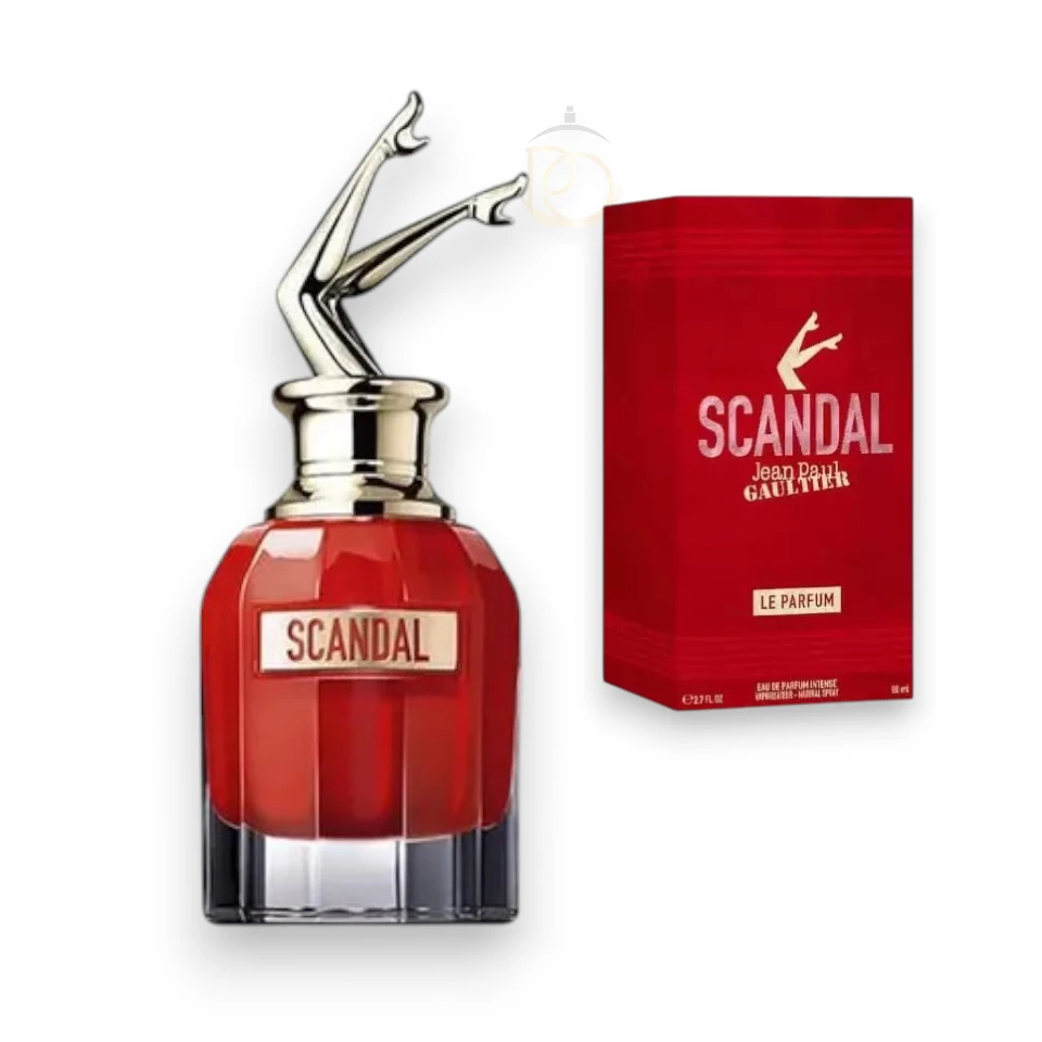 Llamativo frasco de Scandal Le Parfum vestido en un intenso tono rojo con las icónicas piernas doradas.