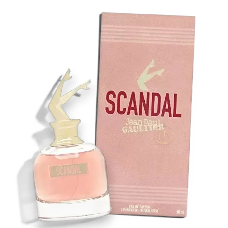 Perfume femenino audaz y sofisticado con notas cítricas, dulces y un fondo intenso de pachulí.
