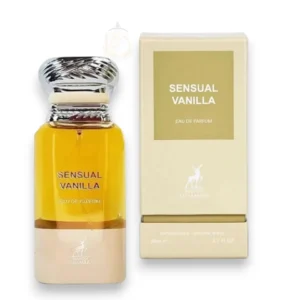 Elegante frasco de vidrio del perfume Sensual Vanilla EDP sobre un fondo de flores blancas y vainas de vainilla.
