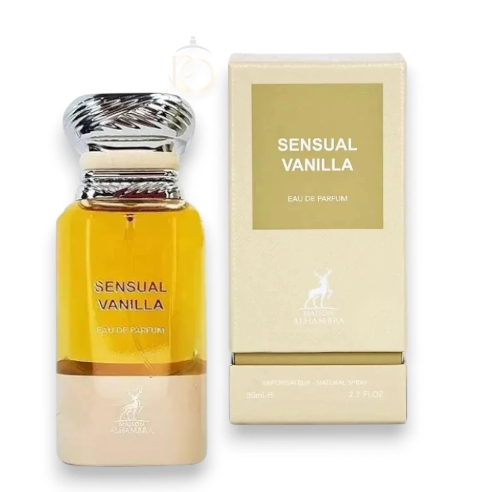 Elegante frasco de vidrio del perfume Sensual Vanilla EDP sobre un fondo de flores blancas y vainas de vainilla.