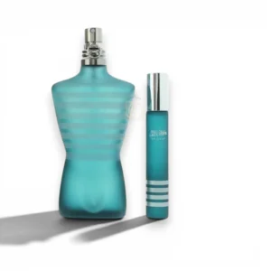 Elegante estuche de perfume Le Male con su icónico frasco de torso marinero y gel de ducha.