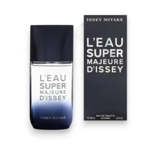 Perfume masculino con frescura cítrica, corazón amaderado y base cálida.