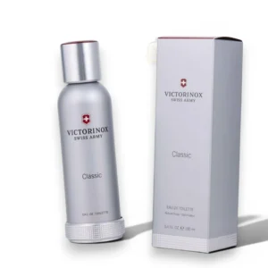Frasco metálico emblemático de Swiss Army classic rodeado de hojas verdes y rocas de río.