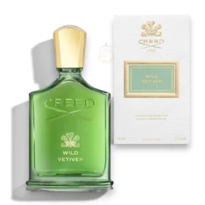 Frasco del exclusivo perfume Wild Vetiver Creed sobre un fondo elegante y natural de maderas.
