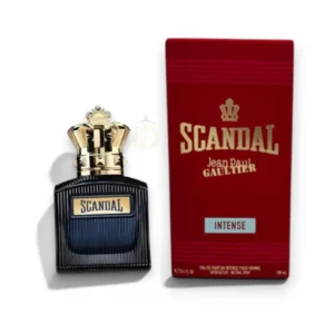 Lujosa botella de perfume Scandal Intense con su icónico diseño de piernas doradas en la tapa.