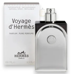 Elegante frasco de vidrio recargable del perfume D´Hermes Voyage sobre un fondo minimalista y luz natural.