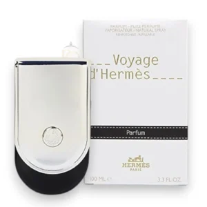 Frasco de diseño icónico y detalles metálicos del perfume D’Hermes Voyage Parfum en un ambiente lujoso.