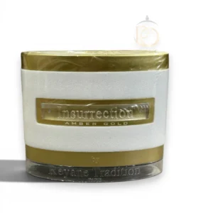 Frasco de perfume Insurrection Amber Gold en cristal con destellos dorados sobre fondo elegante.