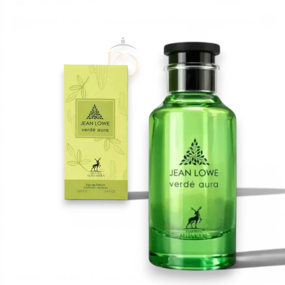 Frasco de perfume Jean Lowe Verde Aura EDP en cristal verde elegante sobre un fondo natural sereno.