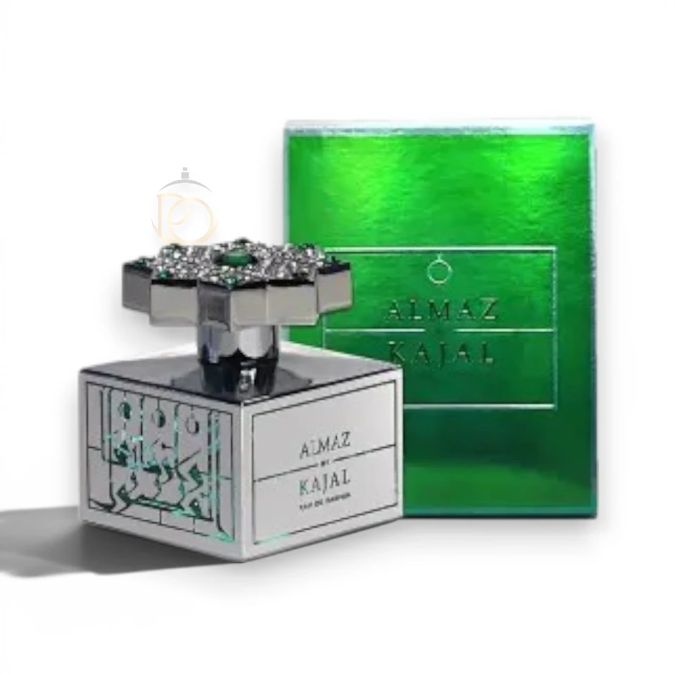 Deslumbrante frasco del perfume Kajal Almaz EDP con su icónico tapón plateado ornamentado.