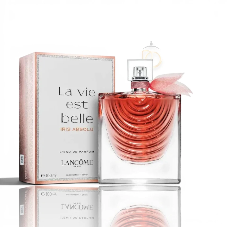 Perfume femenino y elegante con salida frutal, corazón floral y base cálida de pachulí.