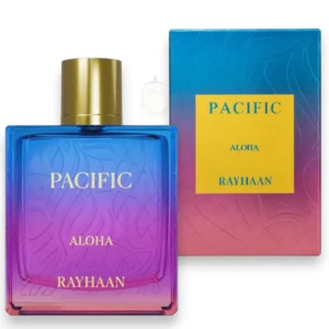 Elegante frasco de Pacific Aloha sobre arena blanca, rodeado de flores de hibisco y coco fresco.