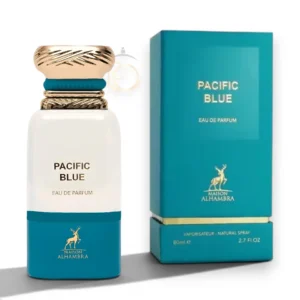 Frasco de perfume Pacific Blue EDP en cristal azul brillante sobre una superficie marina con luz natural.