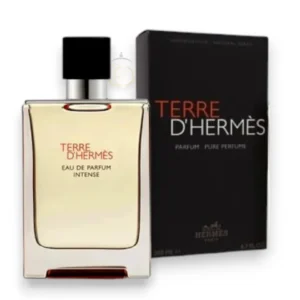 Diseño robusto del frasco de Terre D´Hermes EDP Intense capturado en un ambiente moderno y luminoso.