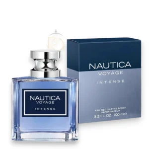 Elegante frasco de vidrio azul del perfume Voyage Intense Nautica EDT sobre un fondo marino fresco.