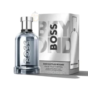 Frasco elegante de Boss Bottled Beyond EDT Intense sobre un fondo oscuro con destellos dorados.
