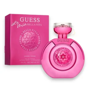 Frasco luminoso del perfume La Mia Bella Vita EDP sobre un delicado fondo floral en tonos rosados.