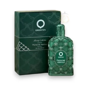 Lujoso frasco del perfume Pistache Absolu Orientica EDP sobre un fondo elegante de pistachos verdes.
