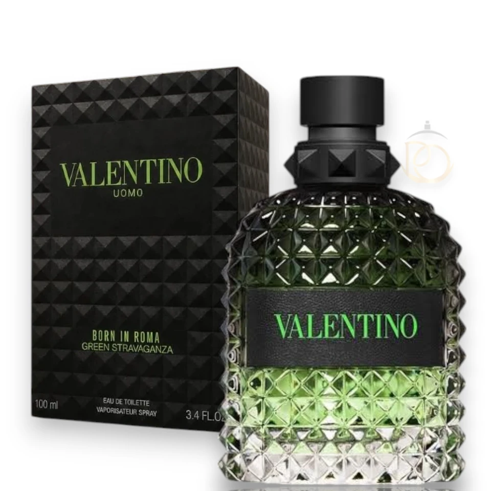 Frasco con tachuelas icónicas del perfume Uomo Born In Roma Green Stravaganza EDT en tono verde.
