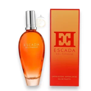 Frasco del perfume Bali Paradise EDT sobre un fondo tropical de vegetación exuberante y arena dorada