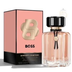 Elegante frasco de perfume Boss Bottled Beyond EDP For Her sobre un fondo de tonos rosa y dorado.