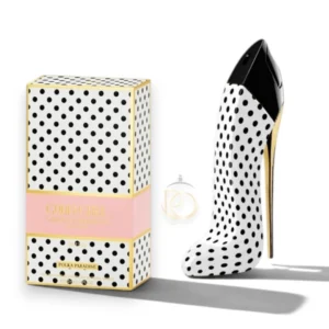 Elegante frasco de perfume CH Good Girl Blush Polka Paradise resaltando sus detalles sobre un fondo suave.