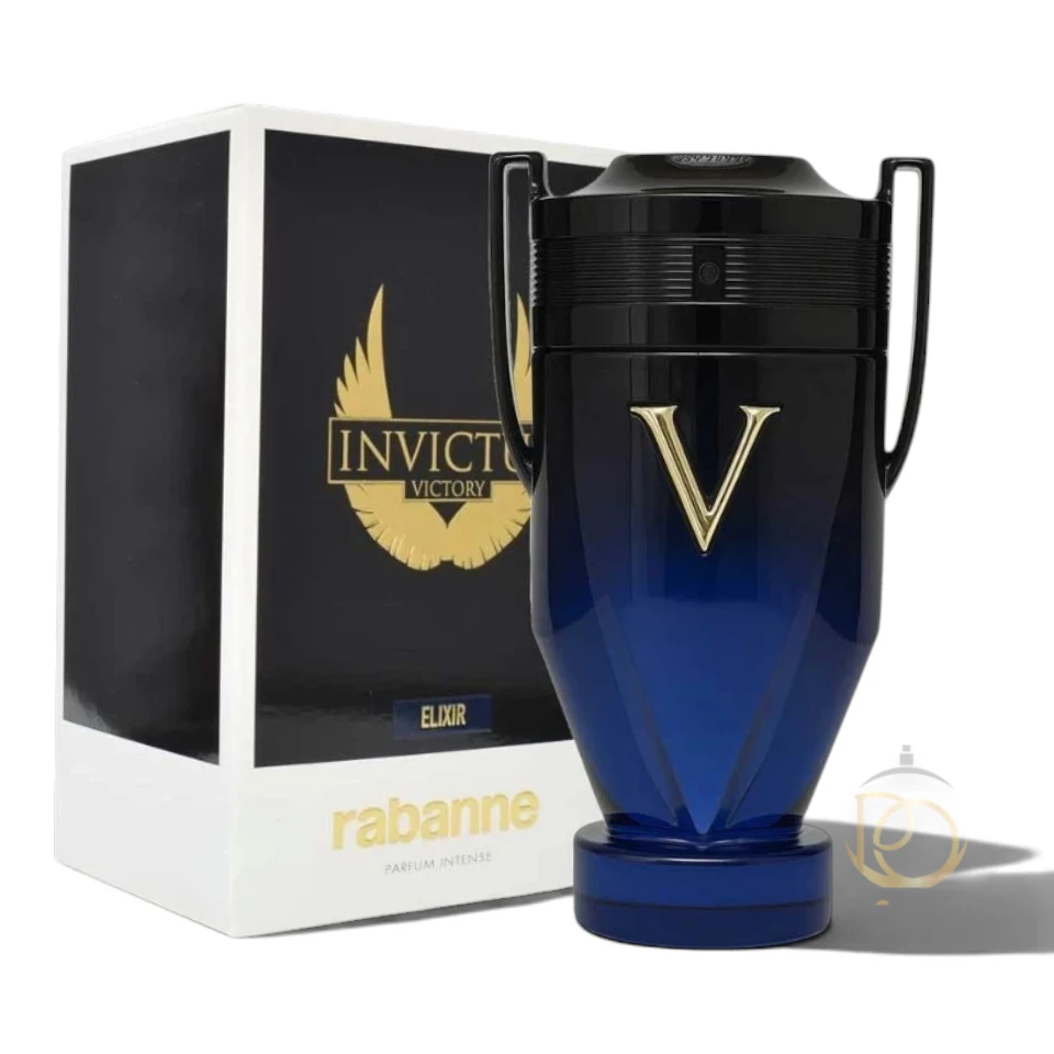 Frasco de 200Ml del perfume Invictus Victory Elixir Parfum con su icónico trofeo sobre un fondo oscuro y destellos dorados.