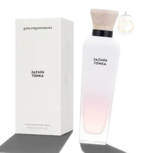 Frasco del perfume Jazmín Tonka EDP junto a elegantes flores de jazmín y semillas de tonka.