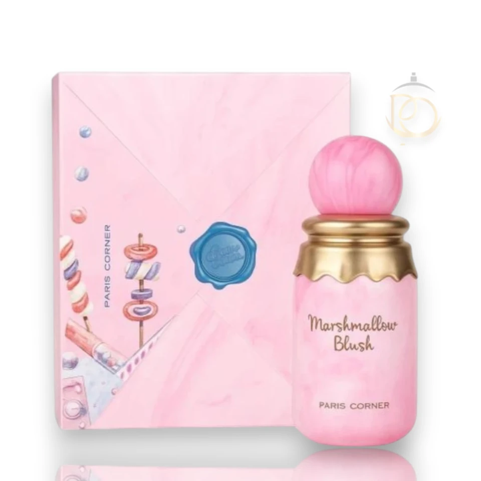 Frasco del perfume Marshmallow Blush EDP sobre un fondo suave en tonos rosados con textura de nubes.