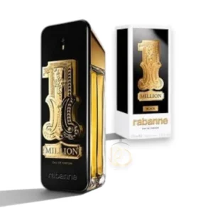 Frasco del perfume Rabanne 1 Million Black EDP sobre un fondo oscuro metálico con reflejos dorados y sombras elegantes.