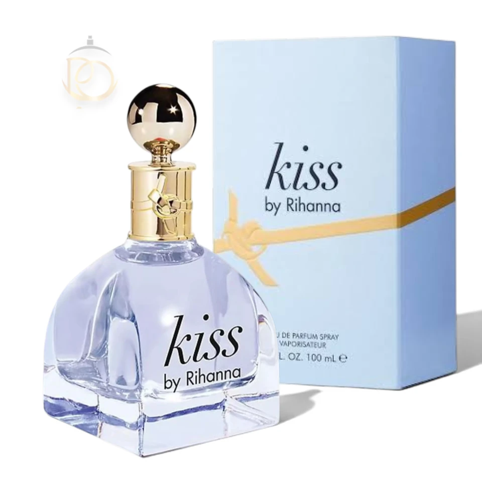 Frasco de cristal azul elegante del perfume RiRi Kiss EDP con tapón dorado sobre fondo claro.