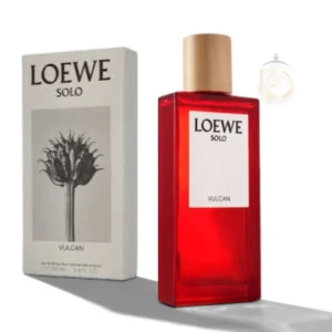 Frasco del perfume Solo Vulcan Loewe EDP en cristal rojo intenso sobre fondo minimalista.