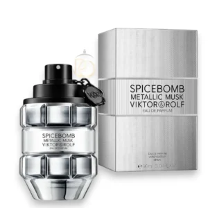 Frasco del perfume Spicebomb Metallic Musk EDP sobre un fondo elegante con destellos metálicos.