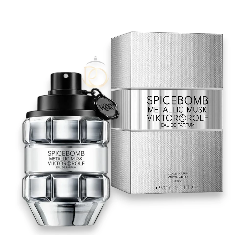 Frasco del perfume Spicebomb Metallic Musk EDP sobre un fondo elegante con destellos metálicos.